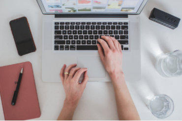 Homem sorrindo criando um curso online em um notebook moderno, com ícones de aprendizado digital flutuando.