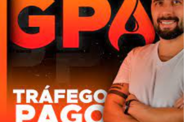 Estudante focado em tela de computador aprendendo marketing digital com gráfico de alta conversão