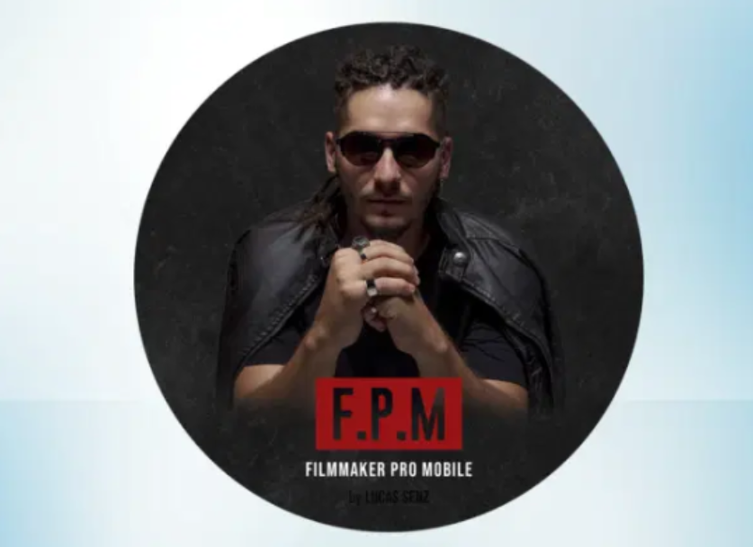 Pessoa criando vídeo profissional para redes sociais usando smartphone com acessórios de filmagem