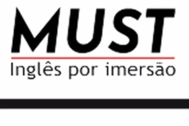 Pessoa sorrindo confiante falando em inglês durante uma viagem internacional