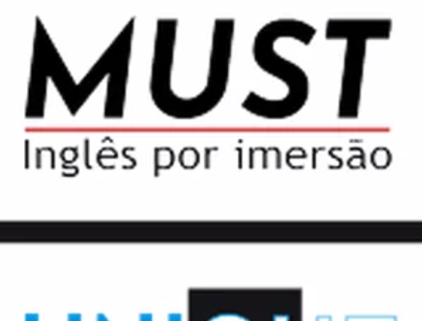 Pessoa sorrindo confiante falando em inglês durante uma viagem internacional