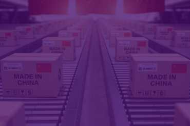 Homem sorrindo olhando para um laptop com gráficos de importação da China ao fundo