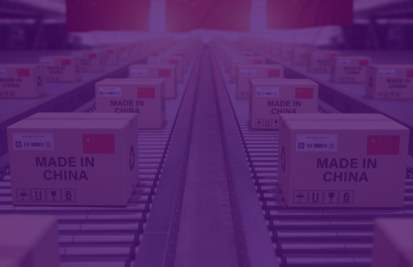 Homem sorrindo olhando para um laptop com gráficos de importação da China ao fundo