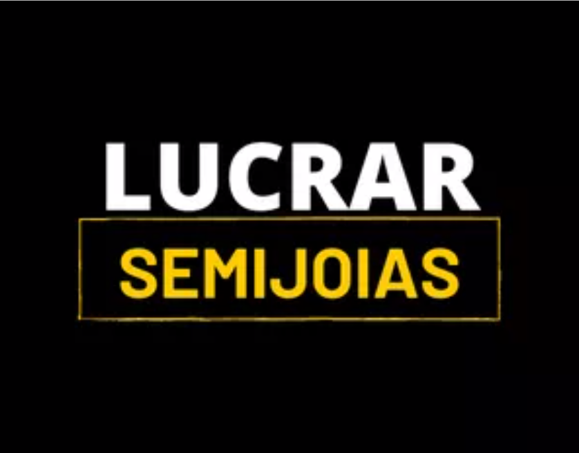 Mulher sorrindo enquanto embala semijoias brilhantes para envio, conceito de empreendedorismo e sucesso financeiro.