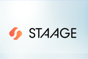 Estudante sorridente aprendendo marketing digital com o curso STAAGE Marketing para Todo Mundo.