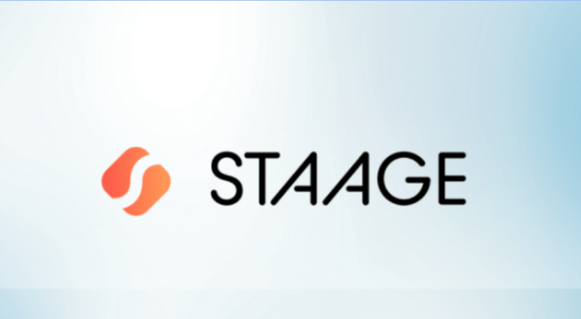 Estudante sorridente aprendendo marketing digital com o curso STAAGE Marketing para Todo Mundo.