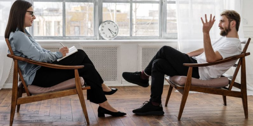 Terapeuta utilizando laptop para marketing digital, com ícones de redes sociais e SEO ao redor.