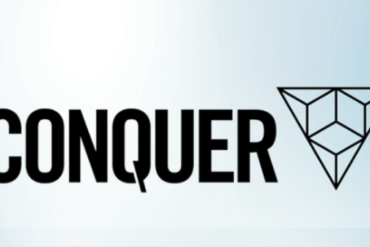 Homem confiante apresentando em público com o logo da Escola Conquer ao fundo, destacando curso de Comunicação e Oratória.