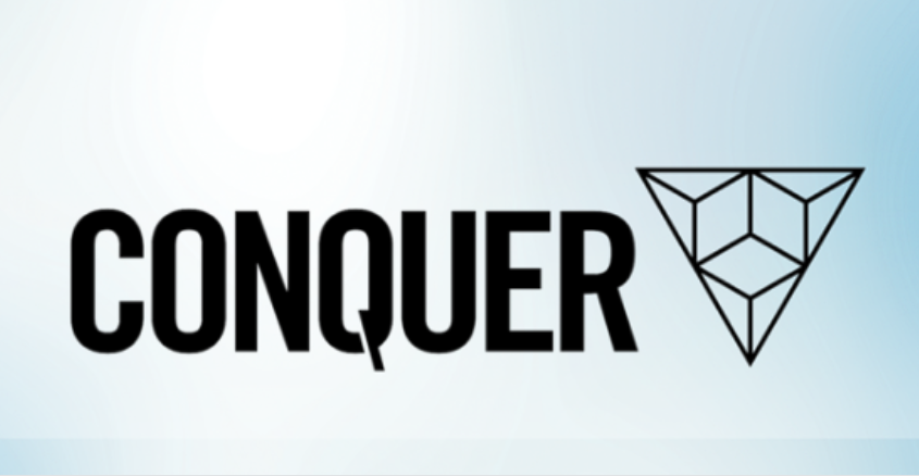 Homem confiante apresentando em público com o logo da Escola Conquer ao fundo, destacando curso de Comunicação e Oratória.