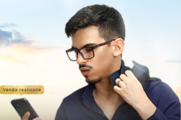 Lucas Cardoso, autor do curso Milionário com Passagens Aéreas, demonstrando sucesso no mercado de turismo com gráficos de faturamento e imagens de viagens.