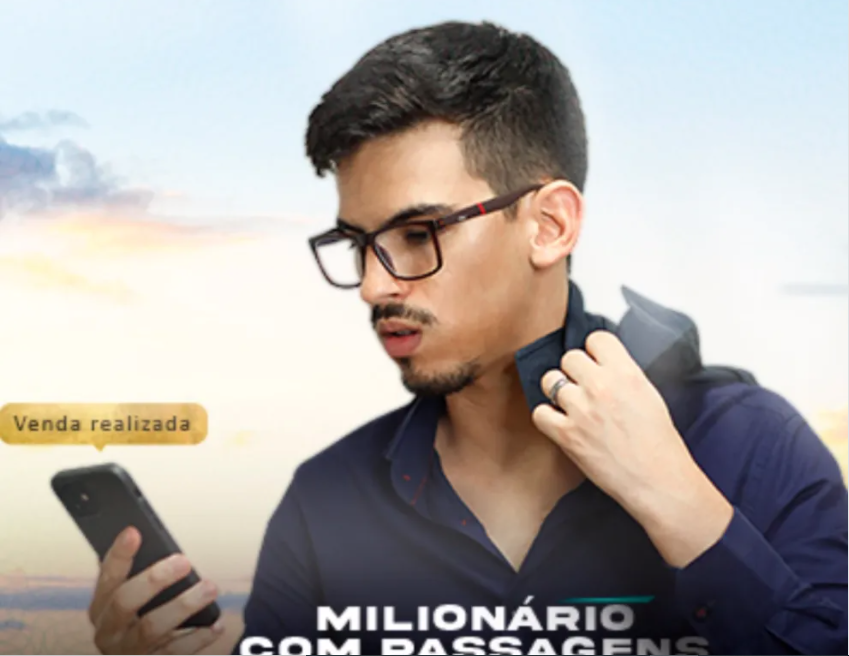 Lucas Cardoso, autor do curso Milionário com Passagens Aéreas, demonstrando sucesso no mercado de turismo com gráficos de faturamento e imagens de viagens.