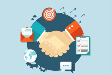 Mulher sorrindo usando o aplicativo WhatsApp em seu smartphone para vendas.