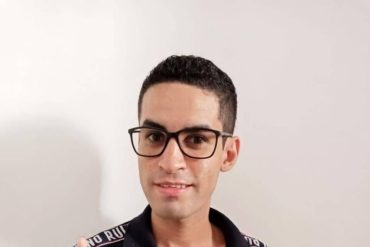 Homem confiante dominando técnicas de corte de cabelo em barbearia moderna.