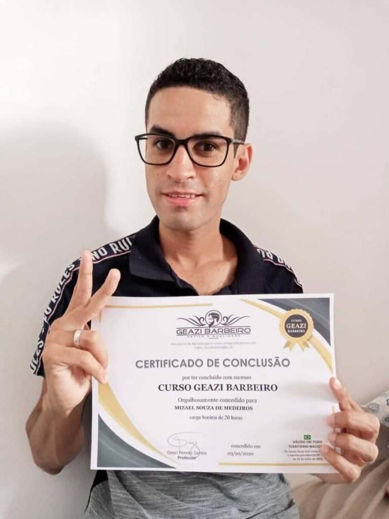 Homem confiante dominando técnicas de corte de cabelo em barbearia moderna.