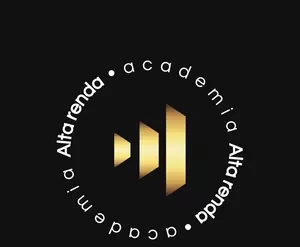 Homem sorrindo e usando um laptop com gráficos financeiros na tela, representando a Formação Alta Renda OneWay.