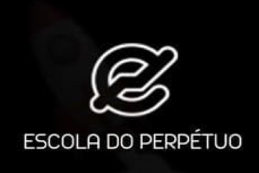 Mesa de escritório organizada com um notebook exibindo um gráfico de vendas em alta, um caderno com anotações sobre 'Estratégia de Perpétuo' e uma xícara de café.