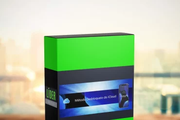 Homem sorrindo enquanto trabalha em um iPhone com ferramentas de software de desbloqueio iCloud