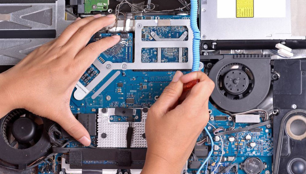 Almeida Junior demonstrando reparo de placa mãe de notebook no curso Segredos dos Notebooks