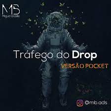 Empreendedor focado analisando gráficos de alta conversão de tráfego pago em tela de computador com o logo Drop Traffic ao lado