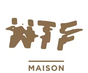 Homem de negócios sorrindo enquanto apresenta gráficos de sucesso de vendas de projetos de conteúdo digital para grandes marcas.