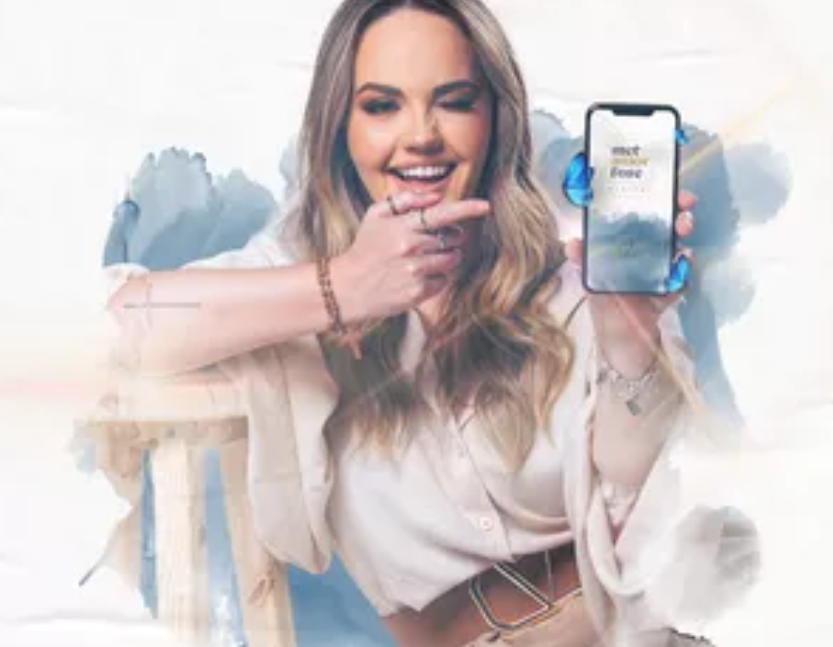 Carol Cantelli ensinando marketing de influência no curso Profissional de Influência