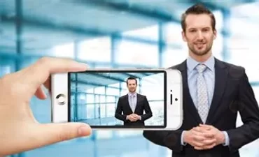 Homem gravando vídeo profissional com smartphone e tripé.