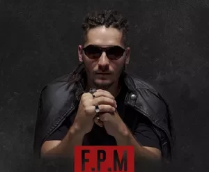 Estudante produzindo vídeo de alta qualidade com celular, seguindo tutorial do curso Filmmaker Pro Mobile de Marcel Rodrigues