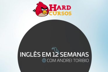 Homem sorrindo confiante, estudando inglês em um ambiente moderno.