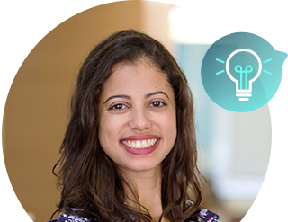 Homem sorrindo enquanto trabalha em um laptop, com gráficos de crescimento financeiro e ícones de negócios digitais ao redor.