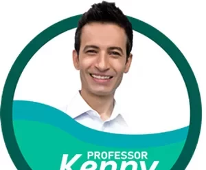 Estudante sorrindo enquanto usa o aplicativo do Curso de Inglês Prof Kenny no celular