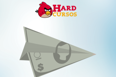 Homem sorridente trabalhando em casa, cercado por mapas de voo e bilhetes de avião, com o título "Milionário com Passagens Aéreas" em destaque.