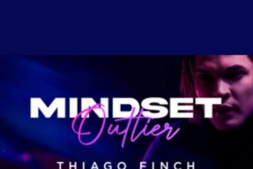 Capa do curso Mindset Outlier de Thiago Finch com elementos gráficos de crescimento e sucesso.
