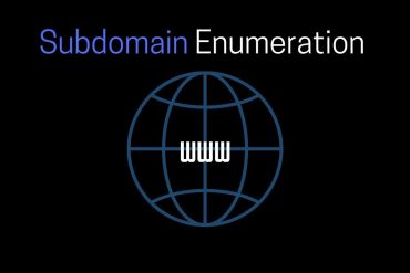 Estudante focado em tela de computador com códigos de programação e símbolos de segurança digital.