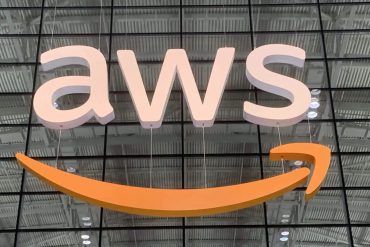 Estudante concentrado assistindo aula online de Certificação AWS Solutions Architect SAA-C02 em um notebook moderno.