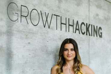 Ilustração de um profissional de marketing digital gerenciando redes sociais em um notebook, com ícones de engajamento e crescimento.