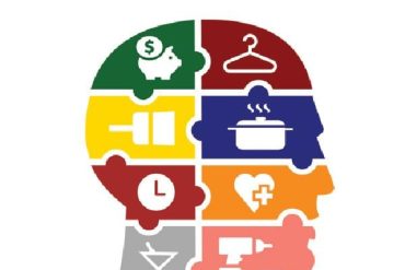 Pessoa jovem planejando suas finanças e organização para morar sozinho, com o curso Projeto Autossuficiência em destaque.