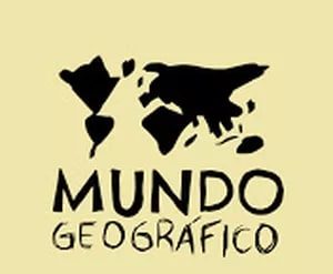Estudante focado revisando mapas e gráficos de geografia para o ENEM com o curso Mundo Geográfico.