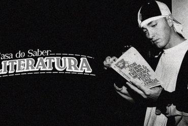 Estudante imerso em livros com o logo da Casa do Saber