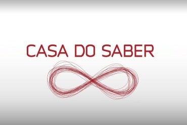 Estante de livros antigos com globo terrestre e óculos de leitura, simbolizando o curso Filosofia da Casa do Saber para download.