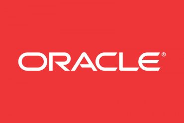 Estudante focado aprendendo Oracle SQL e PLSQL em um laptop moderno.