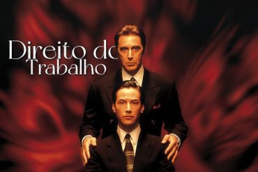 Estudante de direito com livros e computador, simbolizando pós-graduação em Direito Trabalhista com acesso a download.