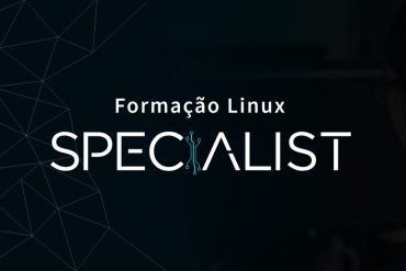 Homem sorrindo ao lado de um laptop exibindo o logo do Linux e ícones de código.