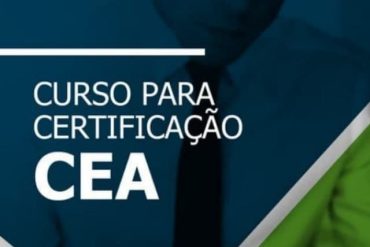 Estudante focado em tela de computador estudando curso online de certificação financeira CEA com material de Guilherme Almeida.