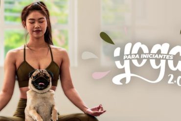 Mulher sorrindo praticando pose de lótus em um ambiente sereno, com luz suave do amanhecer, demonstrando o curso Yoga Para Iniciantes 2.0 BTFIT.