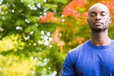 Imagem do curso Virei Yogui BTFIT com instrutor praticando yoga em um ambiente sereno