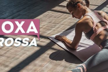 Mulher com coxas fortes e definidas treinando em academia, usando o curso Coxa Grossa BTFIT