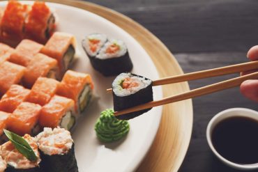 Curso de Culinária Japonesa IPED com sushi e ingredientes frescos