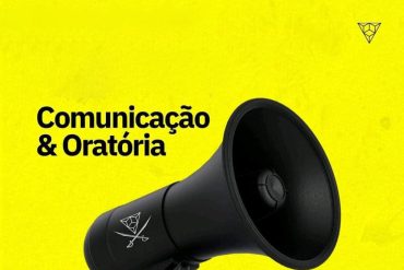 Homem confiante falando em público, com público engajado, simbolizando o curso Comunicação e Oratória Conquer Online.