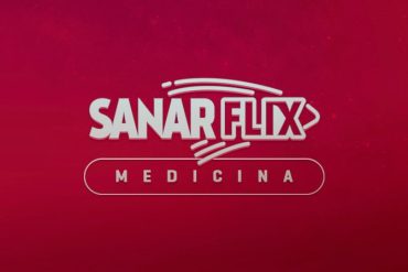 Estetoscópio e equipamentos médicos sobre uma mesa, representando o curso de Medicina de Emergência SanarFlix.