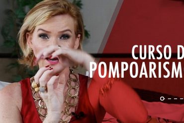 Mulher sorrindo, praticando ginástica íntima com foco em saúde pélvica e autoconhecimento, representando o curso de Cátia Damasceno.